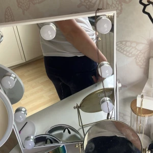 Mörkblå byxor i xs - Säljer ett par mörkblå byxor med bootcut-modell och hög midja beroende på om du har flärpen uppe eller nere. De är stretchiga och sitter skönt, perfekta för dig som gillar en bekväm men ändå snygg look. Materialet är mjukt och följsamt, passar lika bra till oversized hoodie som till crop top. På denna bild är dom int tvättade men kommer bli tvättade innan såklart. Går att diskutera pris. Från shein så ettiketen är på sidan av byxorna och inte vid rumpan, men man ser vilket håll dom ska va åt!