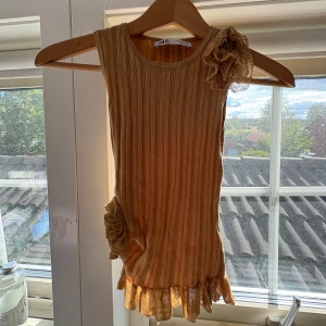 Topp - Jätte fin sommar topp ifrån Sara!! Använd ett fåtal gånger🌸