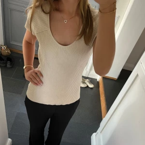 Beige topp - Beige kortärmad tröja från Wera i storlek S. Passar även M. Fint skick. Använd gärna köp nu!