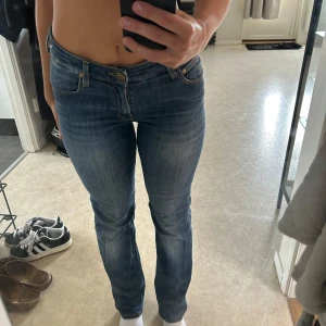Blå straight jeans från Lee - Snygga blå jeans från Lee. Jag är 160 cm🥰 ser ingen storlek i men pendlar mellan S/M i jeans