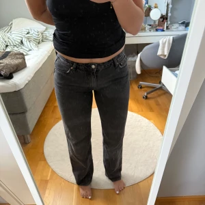 Low Rise svarta raka jeans - Gina tricot  - Svarta jeans från Gina tricot!! Den populära straighta low rise modellen!! Storlek 42