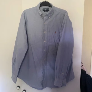 Ralph Lauren Skjorta - Säljer min Ralph Lauren skjorta i färgen ljusblå, då den inte är min stil längre. Skjortan är i 10/10 skick, har inga skador eller så. Om du är intresserad eller har frågor så är det bara att höra av dig🤝