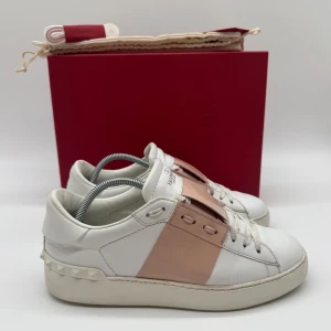 VALENTINO OPEN SNEAKERS - Valentino open sneakers - Skick: 9/10 - Storlek 38 - Tillbehör: Box & Dustbag & Kort - Nypris 7700kr - Hör av dig vid minsta fundering / Deluxecloset