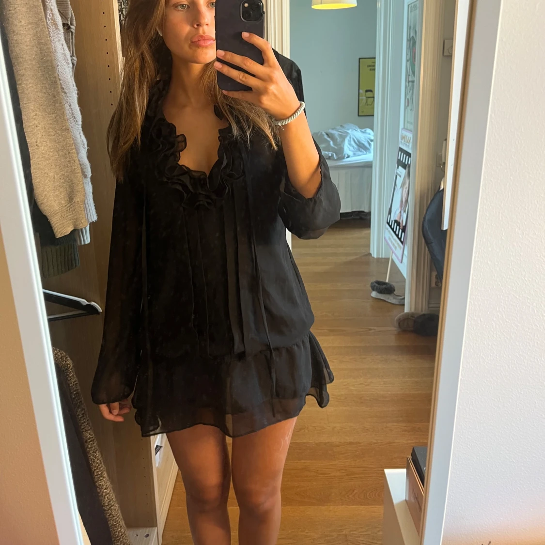 Svart kort volangklänning - 1