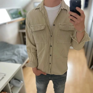 Oscarjacobson overshirt - - Mycket fint skick, inga defekter. Nypris ca 3000kr. Storlek M, passar dig som är 178-188cm ungefär. Manshestermaterial. Skriv för mer information!🤝
