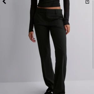 Lowwaist flare kostymbyxor från Nelly -  Svarta flare-byxor från Nelly 💗 Low waist-modell 💗 Utsvängda ben (flare) 💗 Passar både till vardag & fest 💗 Väl använda men fortfarande i fint skick 💗 Nypris 399 kr 