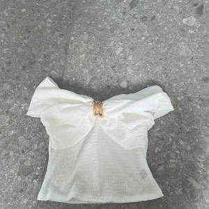 Topp  - Vit topp, aldrig använd. Går alltid att diskutera pris