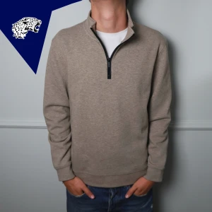 MASSIMO DUTTI HALF ZIP - Fin zip up från Massimo Dutti | Skick: 9/10 | Strl: Passar M | Modellen är 182cm lång | Hör av dig om du undrar någonting!