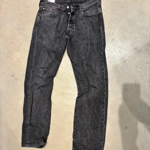 Levi's 501  W33 L32 - Svarta Levi's Premium 501 jeans med klassisk rak passform. Använda fåtal gånger. Sjukt sköna och i fint skick. Hör av er vid funderingar eller lägg ett bud! 