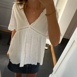 Vit volangtopp - Vit tröja från Pull & Bear i storlek S, passar även M. Fint skick. Använd gärna köp nu!