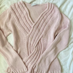 Ljusrosa stickad tröja  - Superfin ljusrosa stickad tröja perfekt till hösten💕 Svårt att fånga färgen på bild men bild nr2 är mest likt. Två svaga fläckar (sista bilden) tycker inte att det förstör helhetsintrycket av tröjan💕hittar ingen storlek men skulle säga att den passar S/M💕