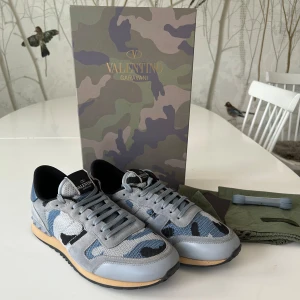 Valentino Rockrunners - Säljer nu mina riktigt feta valentino rockrunners. Skick 9/10 mycket bra skick men med tecken på lätt användning utan några större defekter. Allt OG ingår plus äkthetsbevis priset går att diskutera vid snabb affär👌