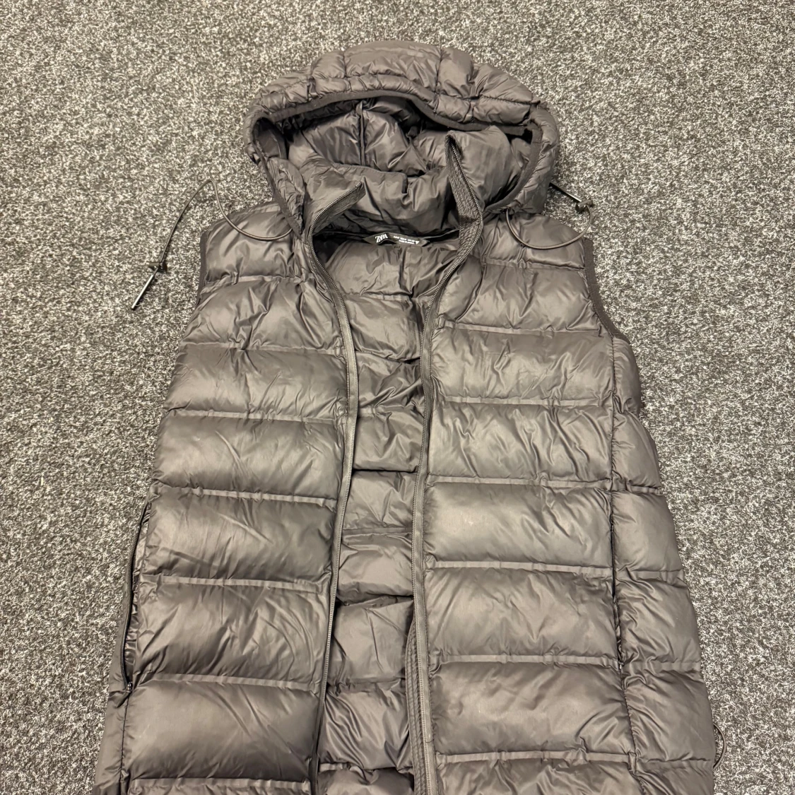 Svart dunväst från Zara med huva