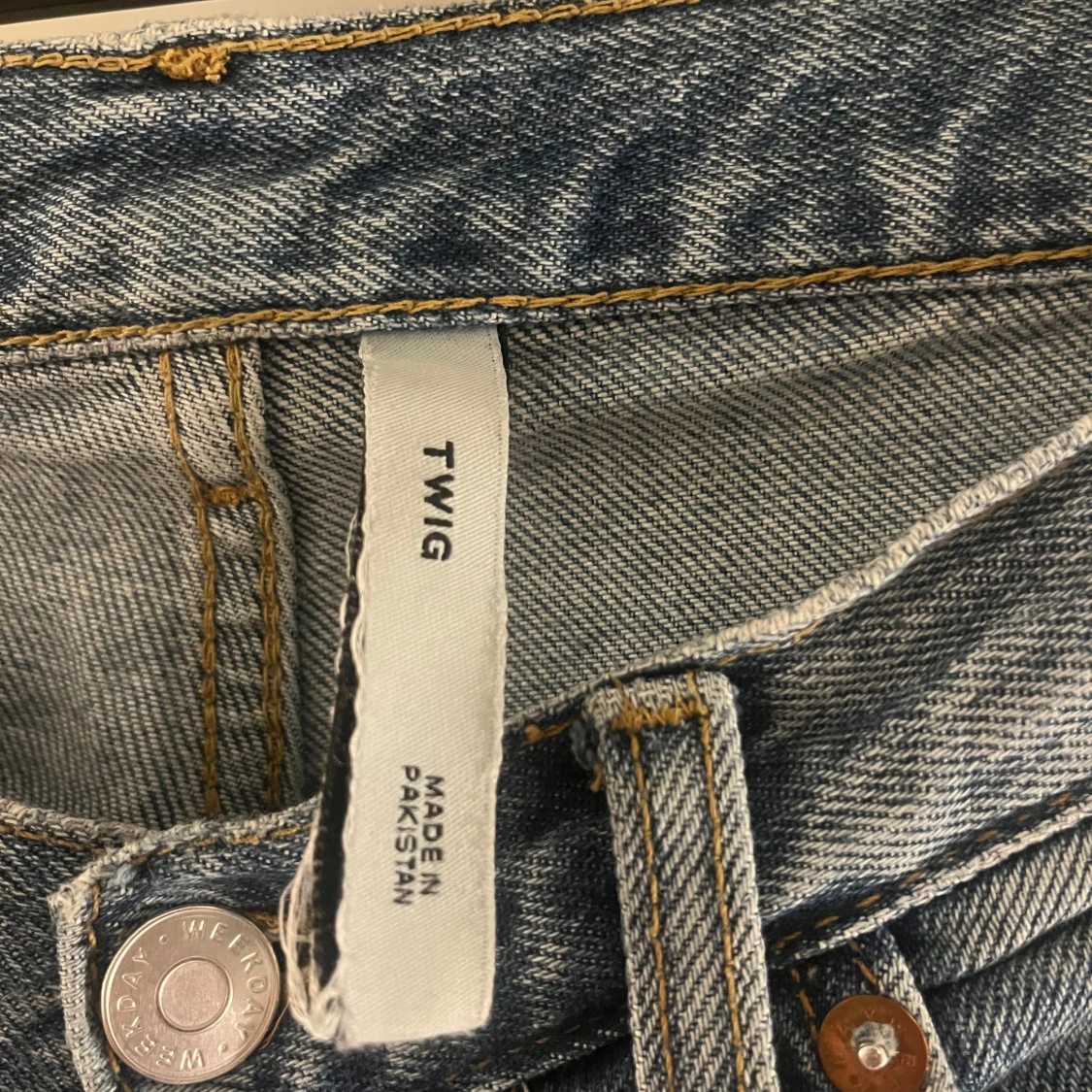 Blå jeans från weekday i modellen Twig  - 2