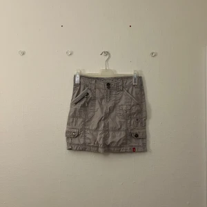 Grå kortkjol från edc med fickor - Minikjol från EDC gjord i bomull. Köpt second hand aldrig använd av mig personligen och varan är i gott skick! Strl 32