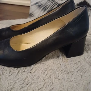 Svarta klakskor från Vagabond - Snygga svarta klakskor från Vagabond med spetsig tå och stabil klack. Har en klassisk, stilren som passar perfekt till dig som gillar en clean och elegant look. Storlek 41. Jag har knappt använt dom. Pris går att diskutera 