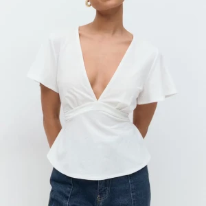 Vit omlottopp med knyt från Gina Tricot - Supersnygg vit omlottopp från Gina Tricot, använd fåtal gånger och den har inga defekter💕💕