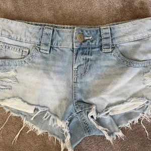 Jeans shorts från Gina, köpte dom och drog av lappen innan jag testade och dom var för stora - Snygga ljusblå jeansshorts från Gina Tricot med fransig och sliten kant, klassiska fickor fram och bak samt knapp och dragkedja. Perfekt för dig som gillar en chill och trendig look på sommaren. Passar dig som vill ha lite edge i garderoben.