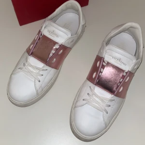 Valentino skor - Valentino open skor | 100% äkta med ingående äkthetsgaranti ✔️| Vädligt snygg färg | Vädligt eftertraktade | Allt ingår! |  Fraktas samma dag 🚚 📦 | Kontakta vid fler frågor eller funderingar ✔️