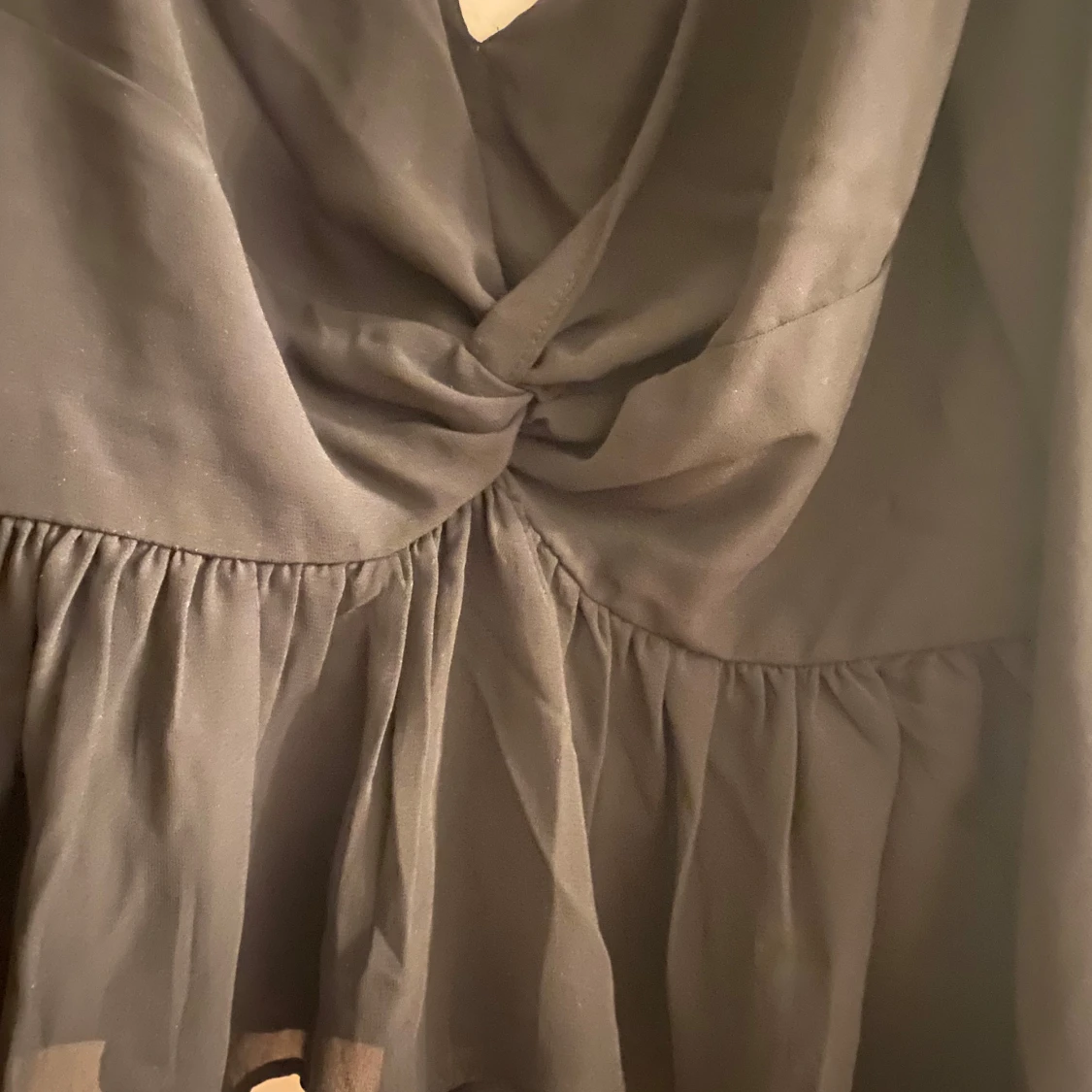 Svart omlottblus med volang från H&M - 1