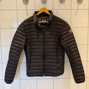 Colmar dunjacka i storlek 50 (M) - En dunjacka från Colmar i storlek 50 (M). Jackan är i fint skick och har vårdats varsamt.   Nypris: 3499 kr Mitt pris: 1200 kr  Hör av dig vid frågor eller andra funderingar! 🤝