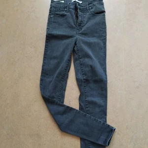 Svarta Levis Jeans  - Ett par svarta jeans från Levis i modellen Mile High Super Skinny, storlek 26 men passar även 27 då de är ganska stretchiga. Gott använt skick, lite tvättblekta och en liten defekt nedanför ena knäet som du ser på sista bilden. Det är dock inte på väg att bli hål, det haft varit så sedan länge. 