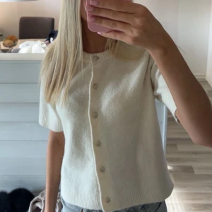 Stickad tröja - Stickad kortärmad tröja med knappar framtill, använd 1 gång😊