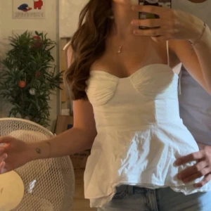 Zara topp - Knappast använd, storlek XS från Zara, brukar inte gilla zaras storlekar men denna sitter som en XS! Fler frågor så är det bara att skriva!