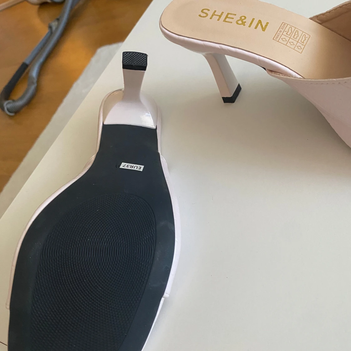 Ljusa rosa klackade sandaler från SHEIN - 1