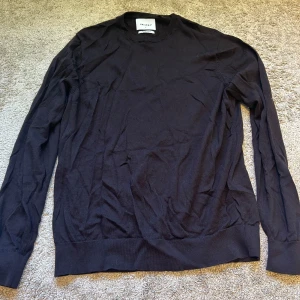 Valient Merinoull Crewneck  - Schysst tröja från Valient. Använd sparsamt, lite uttvättad i materialet. Originalpris: 699kr