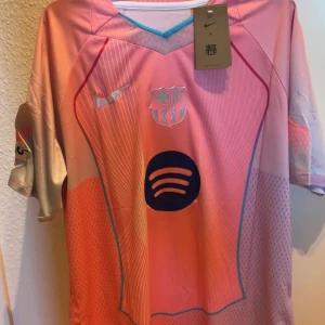 Barcelona Lamine Yamal 10 Nike   - Helt ny barca T-shirt aldrig använd 