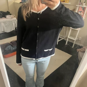 Kofta med knappar - Säljer denna tröja. Kontakta vid frågor eller intresse❣️ (Strl L men passar mig som bär S)