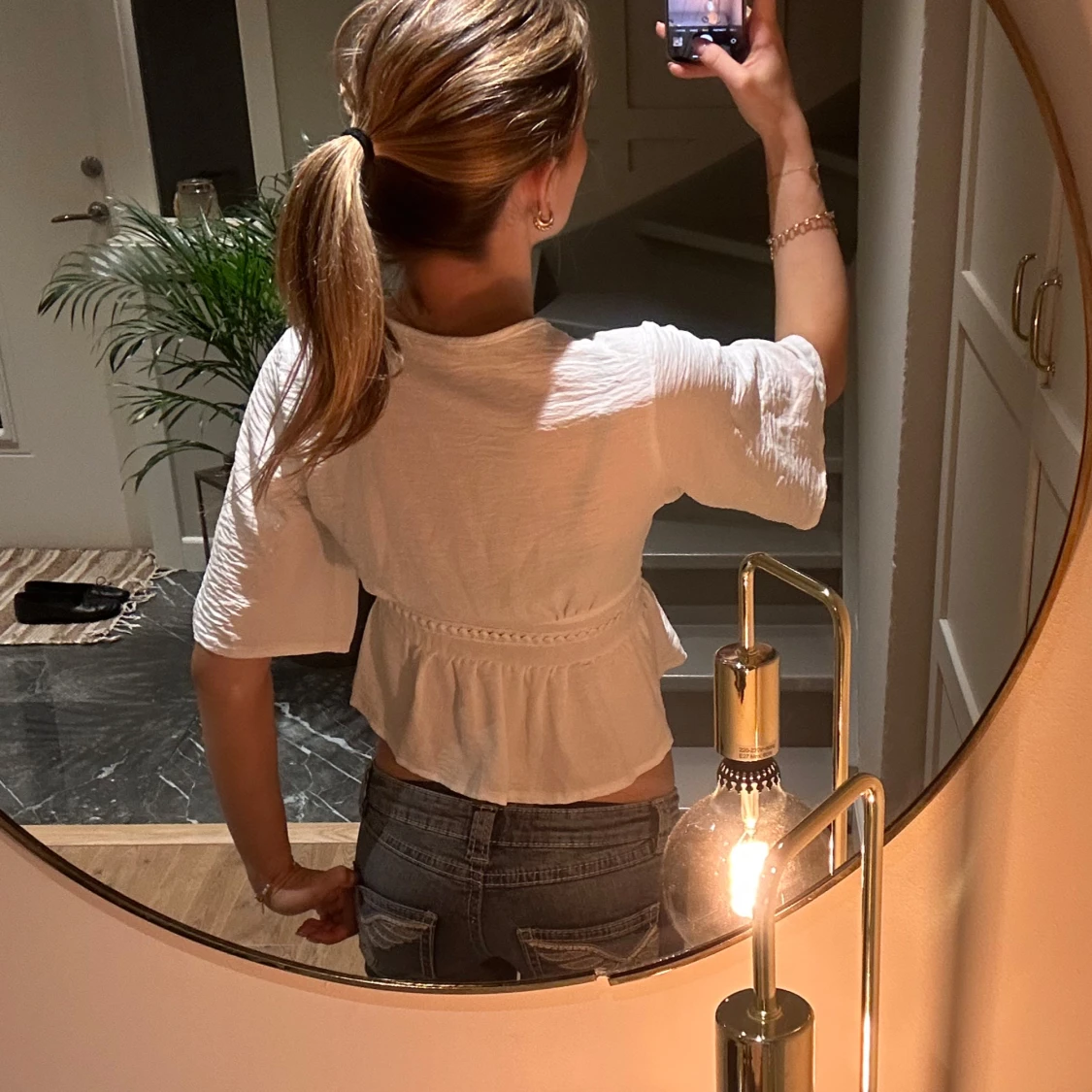 Vit blus med volang och v-ringning - 1