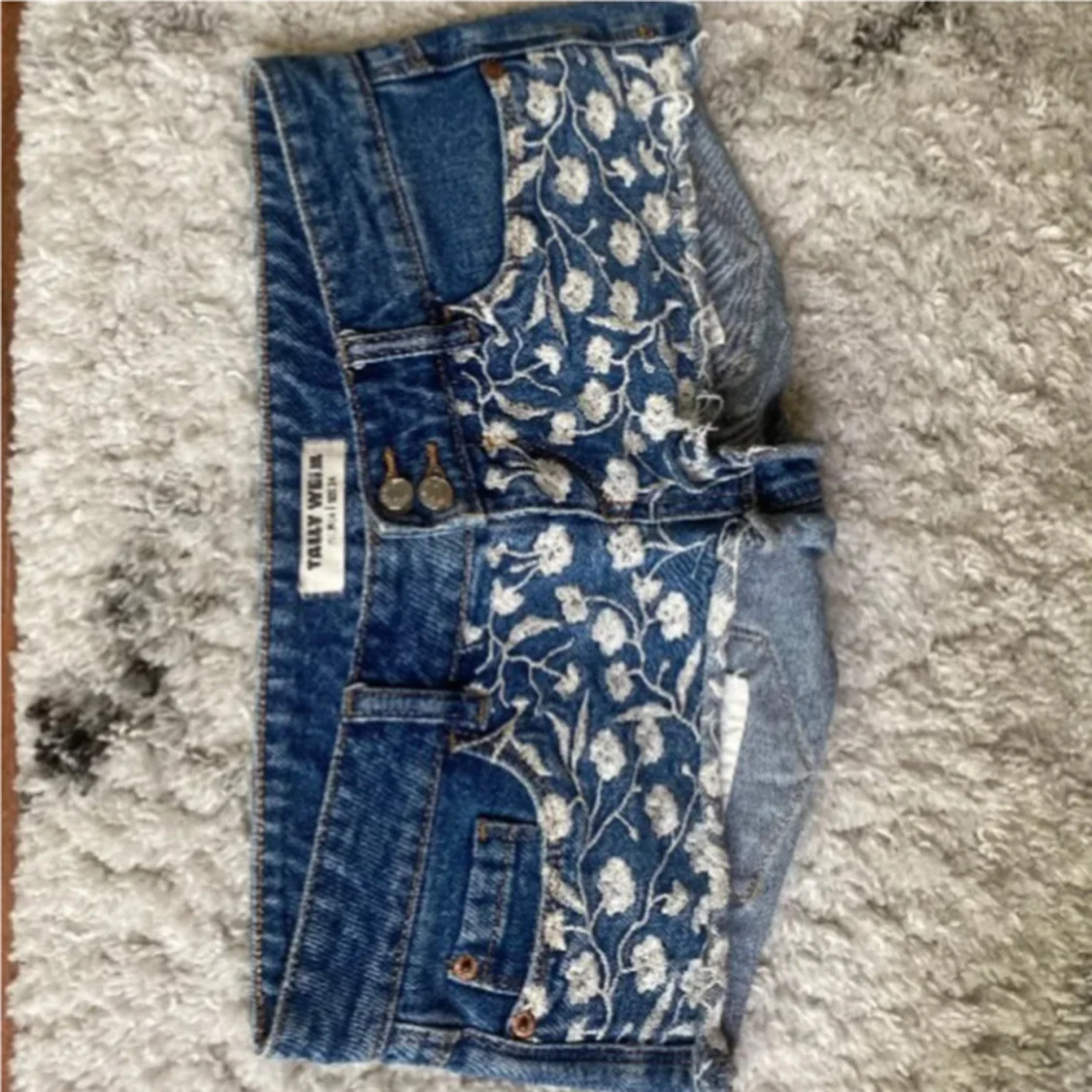 Lowwaist jeansshorts med broderi - 2