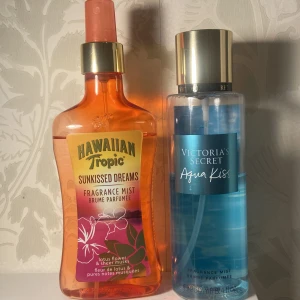 Parfymer - Säljer två fräscha body mists! Hawaiian Tropic Sunkissed Dreams i orange plastflaska med guldlock, doft av lotusblomma och mysk. Victoria's Secret Aqua Kiss i blå transparent flaska med guldlock, fräsch och lätt doft. Perfekta att spraya på för en boost! Båda för det priset som står, vill man köpa styck är de bara att höra av sig😊Ena är använd lite & andra en del, se bilder hur mkt som är kvar i:)