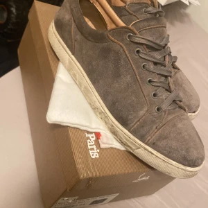 Bruna mocka sneakers Christian Louboutin - Säljer Christian Louboutin skor. De är använda därav priset men fungerar fortfarande. Allt OG följer med.  Kom med frågor!