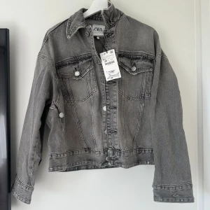 Grå jeansjacka från Zara  - Grå jeansjacka från Zara som säljs då den inte kommit till andhämtning. Helt ny med prislapp kvar. Storlek xs-s men passar även m då den är oversized. Nypris 500kr 💕🙌🍂 