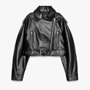 Svart croppad skinnjacka från Zara - Snygg svart croppad skinnjacka från Zara med coola dragkedjor, bälte i midjan och klassisk krage. Jackan har långa ärmar och detaljerade sömmar som ger en edgy vibe. Perfekt för dig som vill sticka ut med en modern bikerstil. 