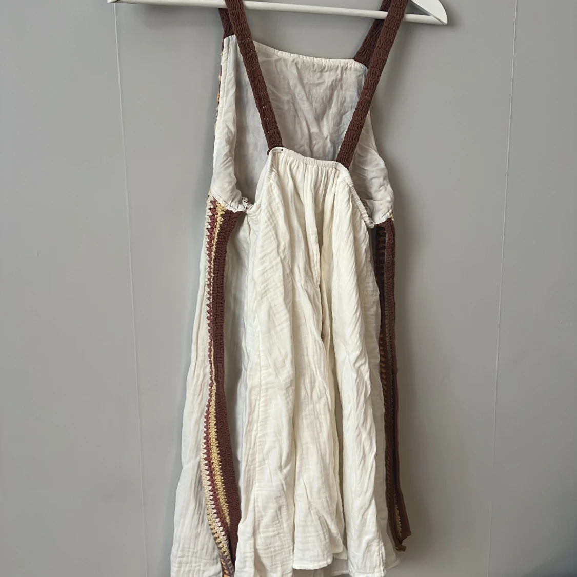 Vit och brun omlottklänning med virkade detaljer - 2