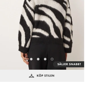 Zebramönstrad stickad tröja ASOS SÖKER - SÖKER!!! Storlek Xs men S funkar också!💓 hör av er om ni säljer eller om ni vet någon annan som säljer🥹