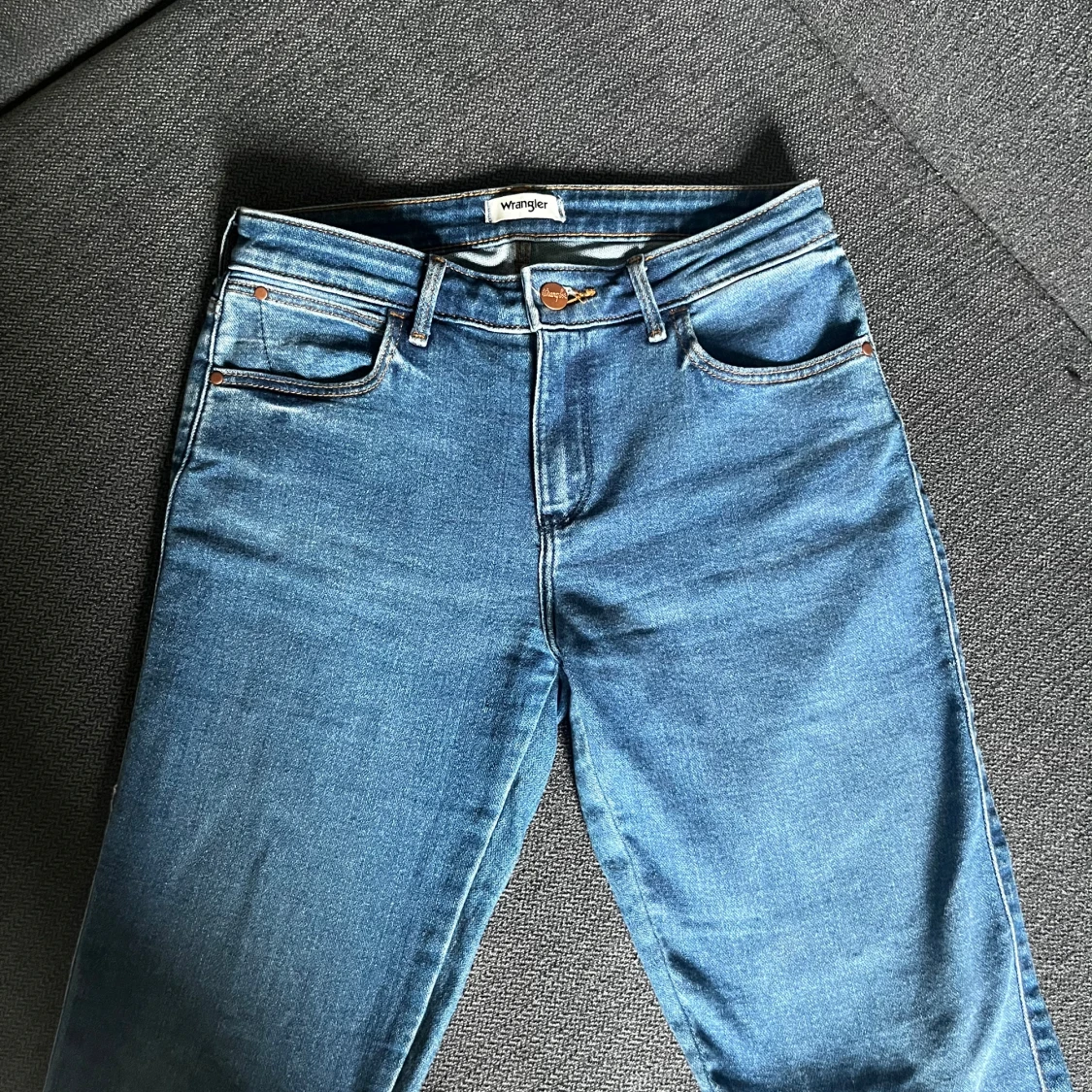 Blå bootcut jeans från Wrangler