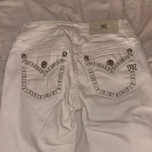 Vita Miss Me jeans  - Säljer ett par vita jeans från Miss Me med snygga bling på fickorna och bootcut. Jeansen har låg midja. Dem är upp skrydade längst ner. Har använt max 3 gånger.  Storlek W24 .30