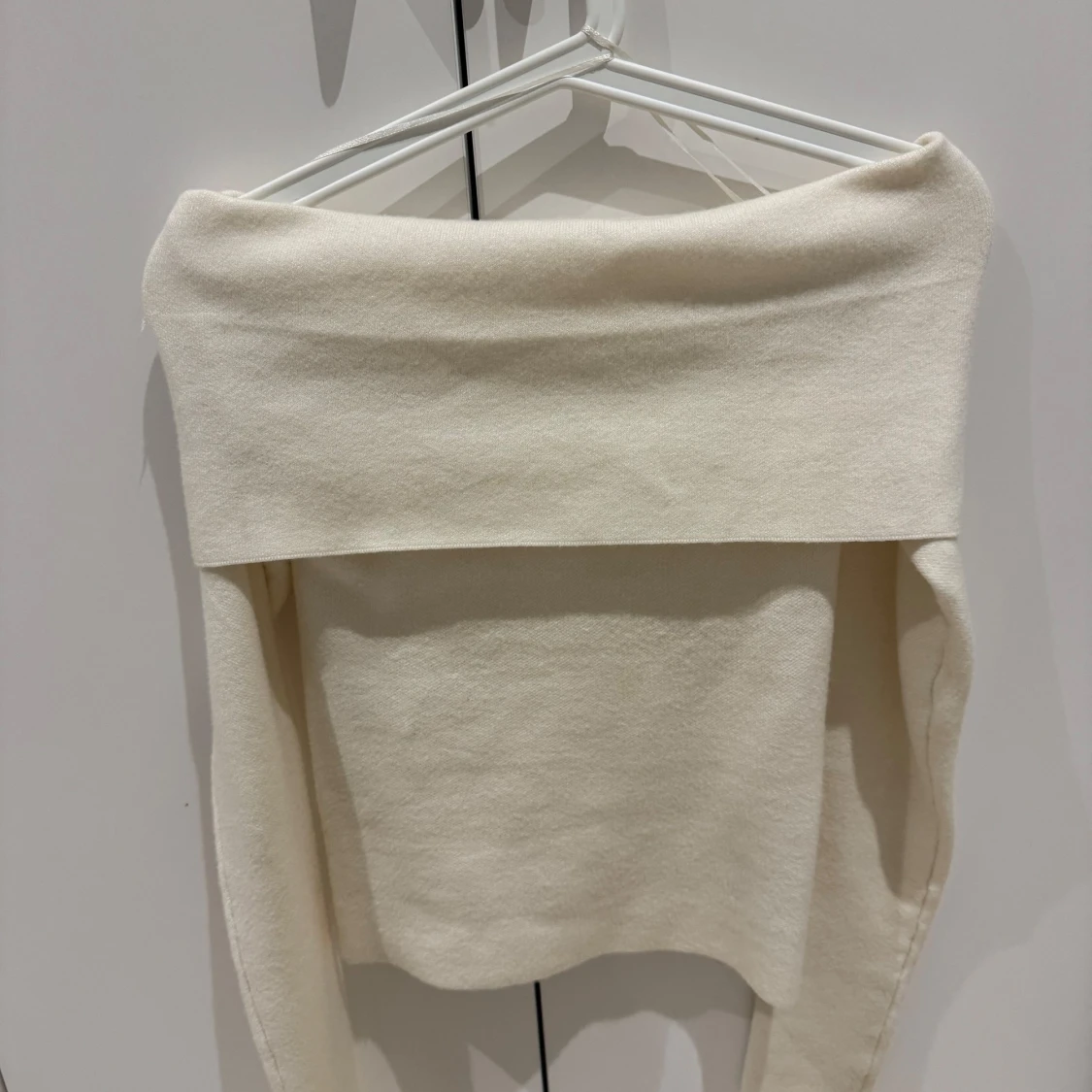 Offshoulder cremevit topp