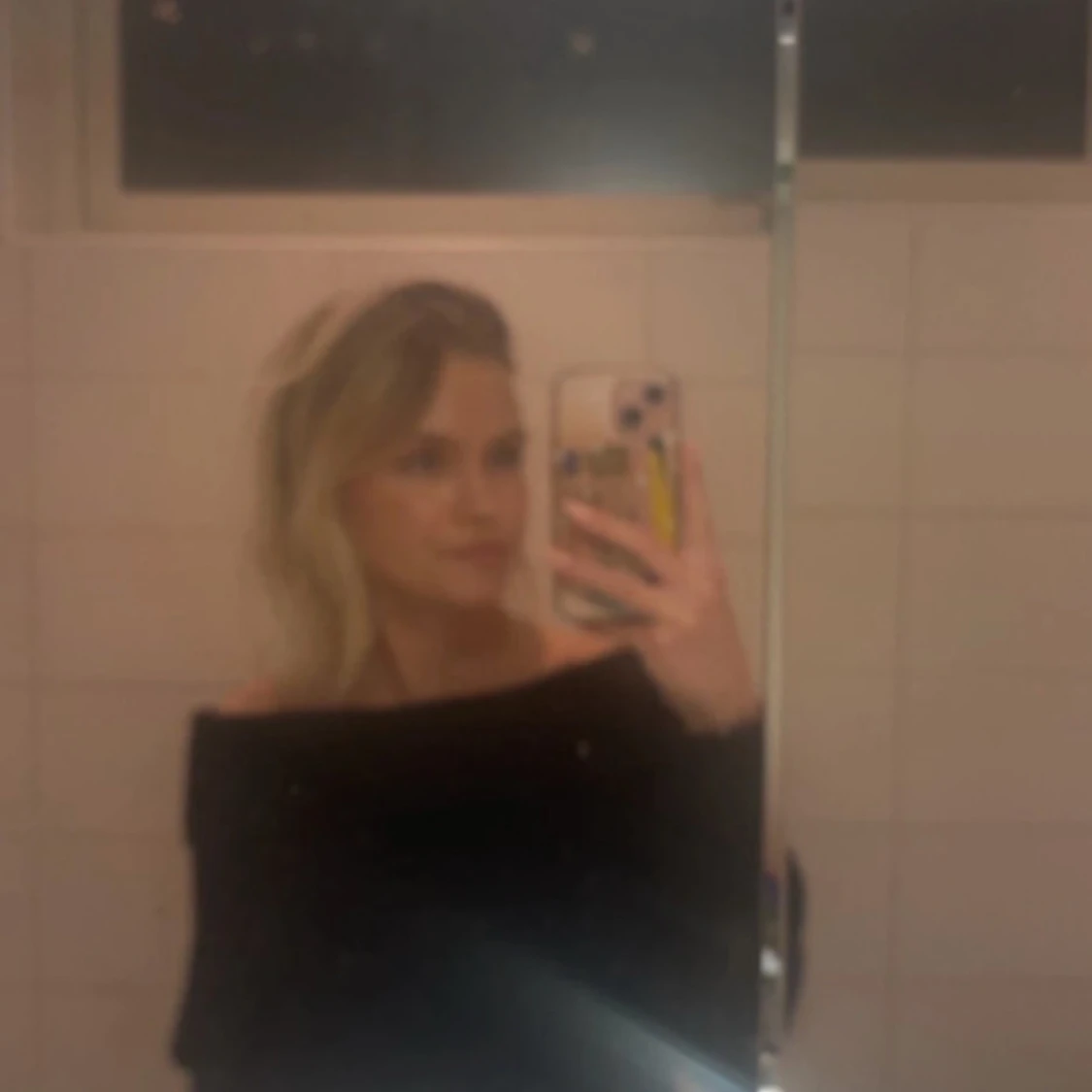 Mörkgrå offshoulder stickad tröja