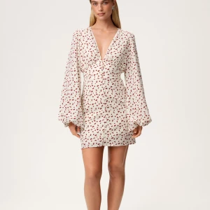 Helt ny Adoore klänning florence strl 36 - Supersöt vit kortklänning med små körsbär, djup v-ringning och knappar framtill. Klänningen har långa, vida ärmar och markerad midja som ger en snygg siluett. Perfekt för sommarens alla tillfällen! Helt ny med amma tags kvar! Storlek 36. Nypris: 1495kr 