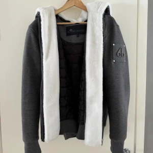 Moose knuckles classic bunny - Moose knuckles bunny jacka i storleken Medium, jackan är i superfint skick. Är 187 cm lång och medium passar jättebra