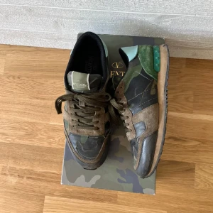 Rockrunners  - Snygga Valentino Rockrunner sneakers med camouflage-mönster. Klassisk snörning och platt sula. Perfekta för dig som vill sticka ut med exklusiva sneakers. Passar bra till allt