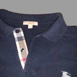 Mörkblå Burberry Piké - Mörkblå Burberry Piké | Storlek S, passar även M | Köpt av sicurofashion så givetsvis äkta, bevis på detta finns | Nypris 5300, mitt pris 1299 | Fler bilder finns att få 