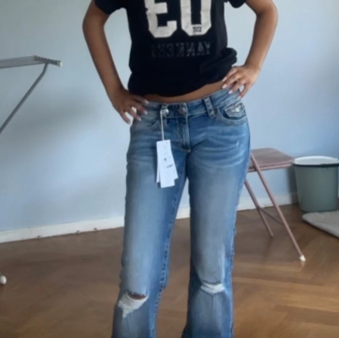 Blå bootcut jeans med slitningar - 4