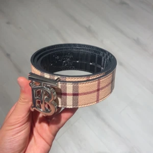  Burberry bälte 2 sidor - Säljer en oanvänd burrberry bälte för ett bra pris💯finns fler om det behövs, den har 2 färger  skriv för mer frågor❤️